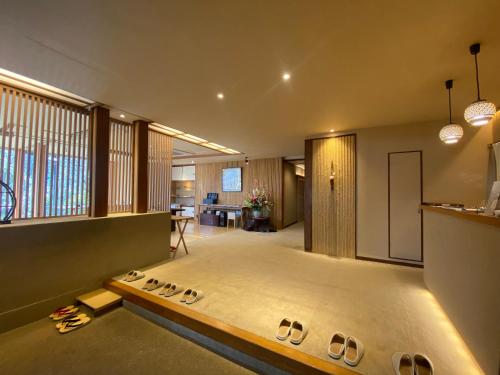 una stanza con un grande letto al centro di Kaiseki Ryokan Ashikari a Yugawara