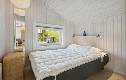 アリンエにあるLovely Home In Allinge With Wifiの窓付きの客室の大型ベッド1台分です。