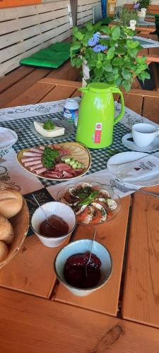 ein Holztisch mit Tellern voller Essen darauf in der Unterkunft Gaststätte und Pension Zur Schiene in Merseburg