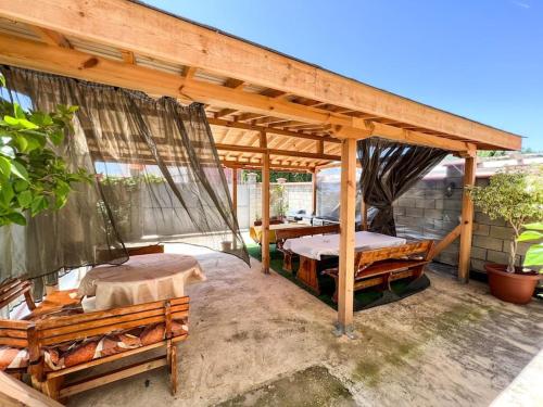 Pabellón de madera con 2 camas en un patio en Guest House Italia, en Kavarna
