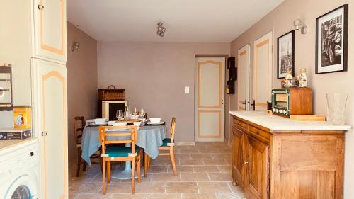 uma cozinha e sala de jantar com mesa e cadeiras em Appartement T2 - Saint-Blaise - Moderne em Bollène