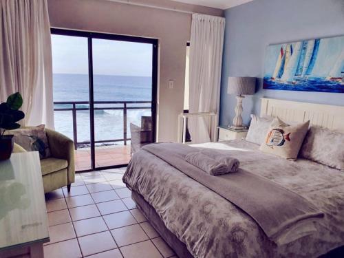 een slaapkamer met een bed en uitzicht op de oceaan bij 15 Dorado Bay in Tinley Manor