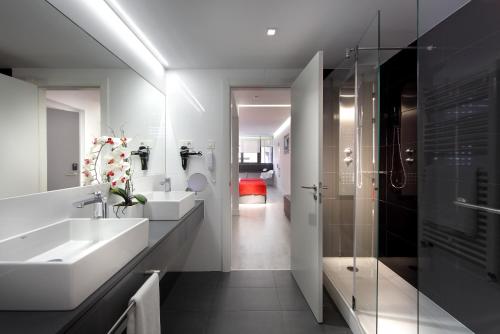 La salle de bains est pourvue d'un lavabo et d'une douche en verre. dans l'établissement Eurostars Central, à Madrid