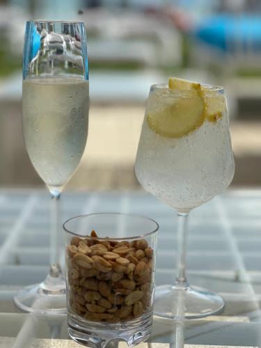 two glasses of champagne and a jar of nuts at Hotel Marina Port in Balatonkenese