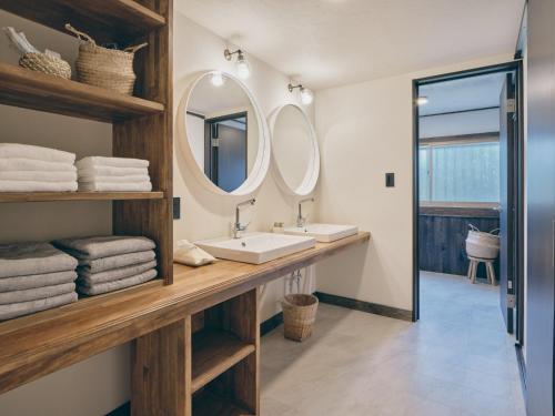 y baño con lavabo y espejo. en Ryokute -OHTAKI- - Vacation STAY 22904v, en Ōtaki