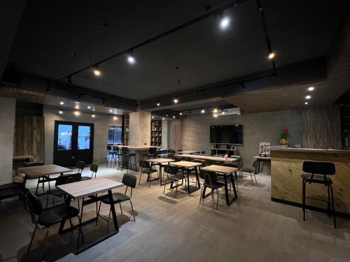 un restaurante con mesas y sillas en una habitación en Chuyue Homestay, en Isla Verde
