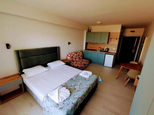 een slaapkamer met een groot bed en een keuken bij Privately owned Studios Bora Bora in Nesebar