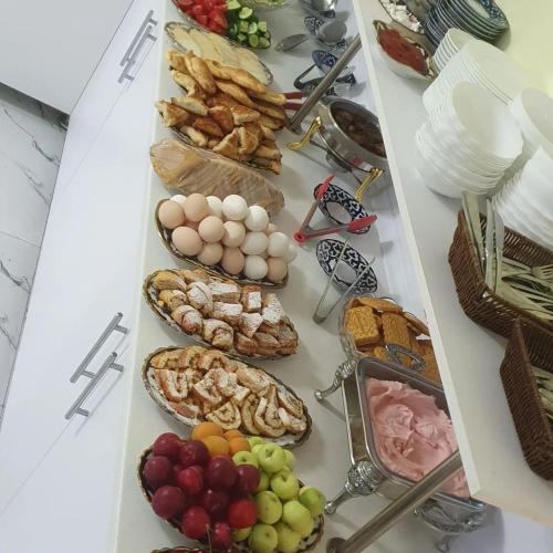 Makanan di atau berdekatan rumah tamu ini