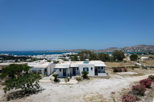 una vista aerea di una casa di Aigaiou Avra Apartments a Paroikia