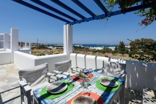 un tavolo su un balcone con vista sull'oceano di Aigaiou Avra Apartments a Paroikia