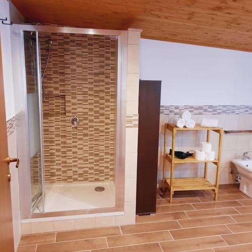 ein Bad mit einer Dusche und einem Waschbecken in der Unterkunft La Rosa dei venti in Calatafimi
