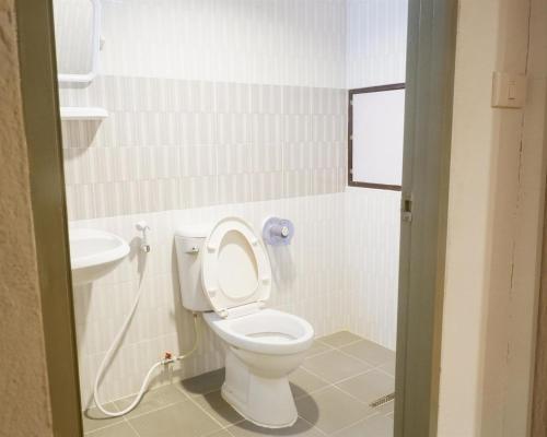 een badkamer met een toilet en een wastafel bij Airport A1 Hotel in Chiang Mai