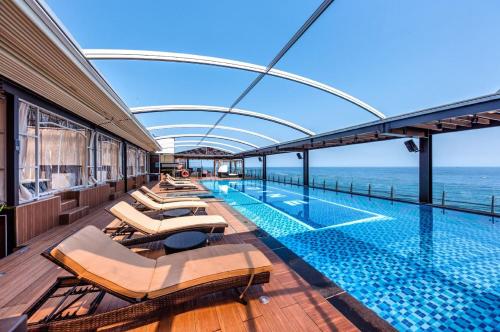 濟州的住宿－達因海洋酒店，游轮甲板上的游泳池