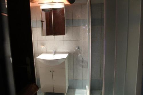 bagno con lavandino e specchio di EVANTHIA S HOUSE a Katákoilos