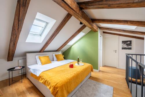 プラハにあるModern apartment in Pragueの木製の天井の客室で、ベッドルーム1室(ベッド1台付)