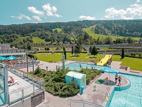 un parque acuático con piscina y tobogán en Deluxe Apartment DONNA en Schladming