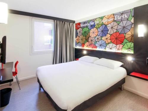 Postel nebo postele na pokoji v ubytování ibis Styles Flers