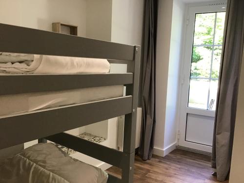 Tempat tidur susun dalam kamar di Magnifique T4 avec terrasse à Saint-Nectaire - 8 pers