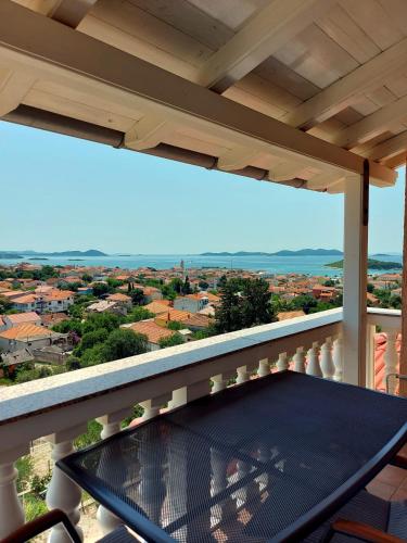 een balkon met een tafel en uitzicht bij Panorama Pakoštane in Pakoštane