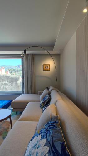 un salon avec deux canapés et une grande fenêtre dans l'établissement L'Âme Bleue, à Cassis