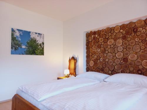 1 dormitorio con 1 cama grande y cabecero de madera en Landhof Kreuzsalgut, en Wagrain