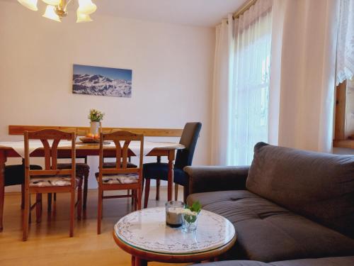 sala de estar con sofá y mesa en Landhof Kreuzsalgut, en Wagrain