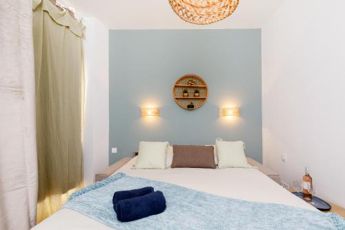 une chambre avec un lit et une horloge au mur dans l'établissement Centre studio plage et festival, à Cannes