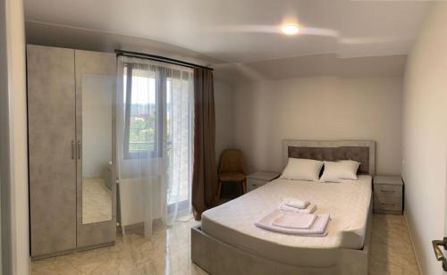 Schlafzimmer mit einem Bett und einer Glasdusche in der Unterkunft Guest House OASI in Batumi