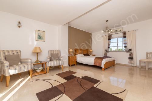- une chambre avec un lit, un canapé et une table dans l'établissement Casa Sinead, à Carvoeiro