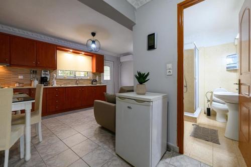 een keuken en een woonkamer met een wastafel en een tafel bij Spacious Apartment with Patio in Kalamata