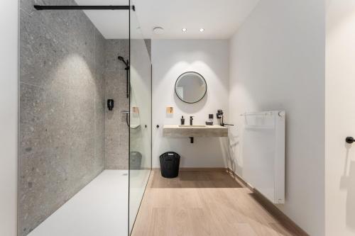 a bathroom with a shower and a sink and a mirror at Hof Ter Molen - Luxe kamer met privé badkamer in Diksmuide