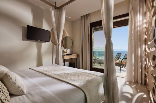 um quarto com uma cama e vista para o oceano em Villa Kalloni em Sitia