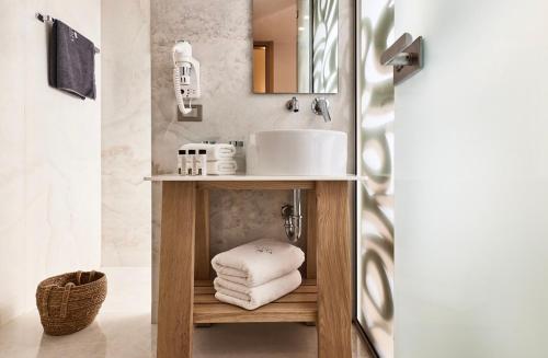 uma casa de banho com um lavatório e um balcão com toalhas em Villa Kalloni em Sitia