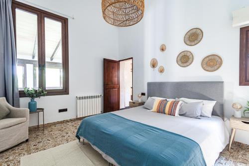 una camera con un grande letto e un divano di Villa Molinar a Palma de Mallorca
