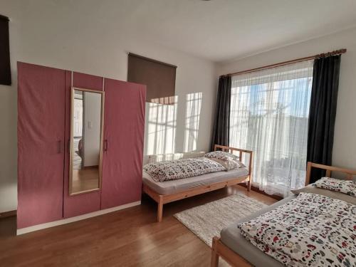 um quarto com 2 camas e um espelho grande em Haus MARE - entspannen & sonnenbaden em Viskovo