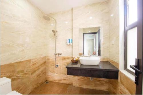 a large bathroom with a sink and a shower at Khach sạn Vân Nam in Hanoi