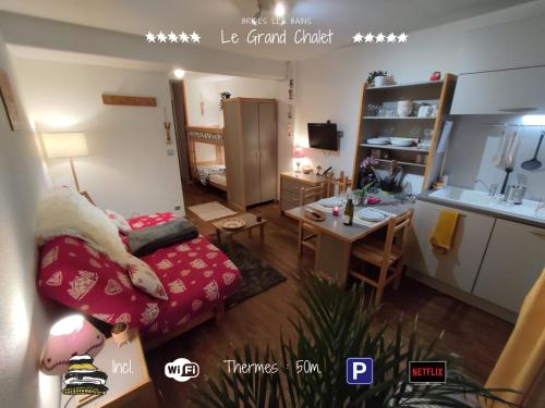 un petit appartement avec une cuisine et un salon dans l'établissement Furnished & independant flat - Brides-les-bains - Thermal spa 50m, à Brides-les-Bains