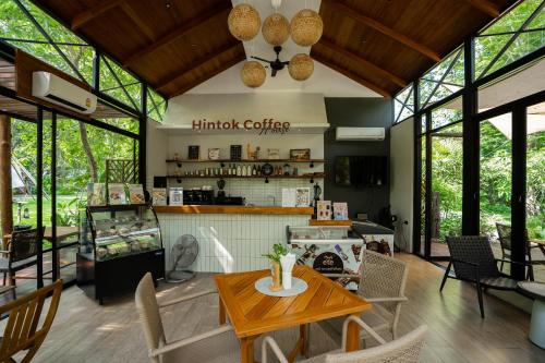 Ruang duduk di Hintok River Camp