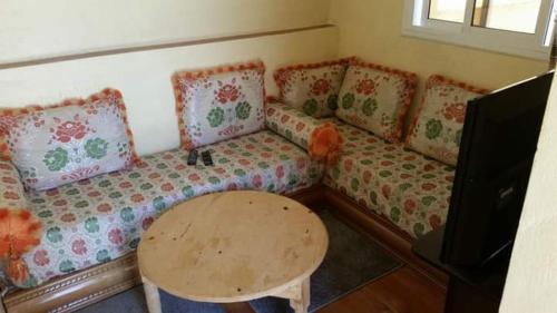 sala de estar con sofá y mesa en ESCAPADE Assilah en Asilah