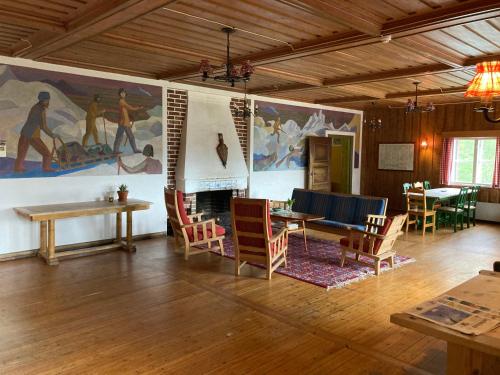 un soggiorno con un grande dipinto sul muro di Voss Mountain Lodge a Mjølfjell