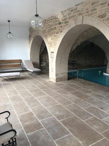 une chambre avec un banc et un mur en briques dans l'établissement Gîte de la corgette, à Saint-Romain