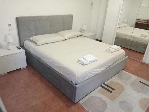 Un pat sau paturi într-o cameră la appartamento con giardino vicino al mare