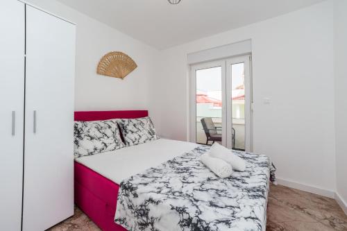 - une chambre avec un lit et une fenêtre dans l'établissement Holiday House Dominik apartments, à Sveti Petar