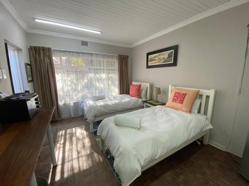 Zimmer mit 2 Betten und einem Fenster in der Unterkunft Fuhri Road Apartments Madison House in Alberton