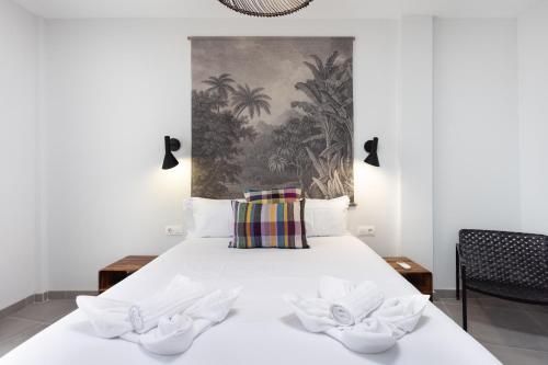 1 dormitorio con 1 cama blanca y 2 toallas blancas en Home2Book Stunning Sea Front Caletillas, Pool, en Candelaria