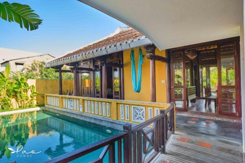 uma casa com piscina em frente a uma casa em Pao Homes - An Hai Villa, Family-Friendly Villa with Pool em Hoi An