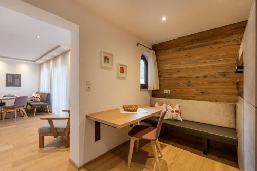 a dining room with a bench and a table at Hotel Garni Jagdhof in Zell am Ziller