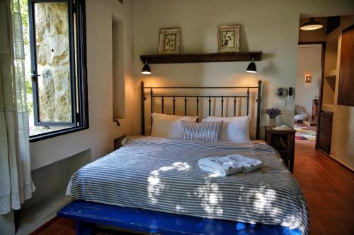 a bed with a blue and white comforter in a bedroom at Bkerzay in Baakleen