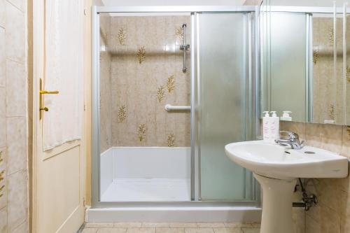 y baño con ducha y lavamanos. en Rettifilo Family Apartment by Wonderful Italy, en Nápoles