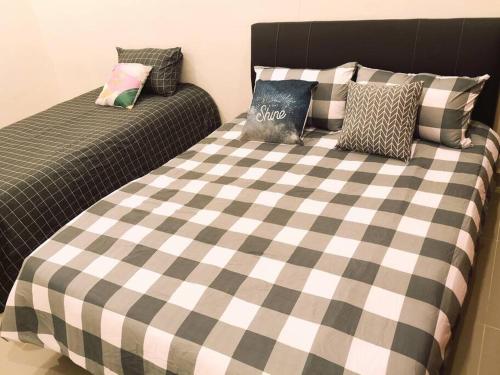 2 nebeneinander sitzende Betten in einem Schlafzimmer in der Unterkunft Modern COZY HOUSE 3 ROOM 6PAX@ ALMA JUSCO.BM in Bukit Mertajam